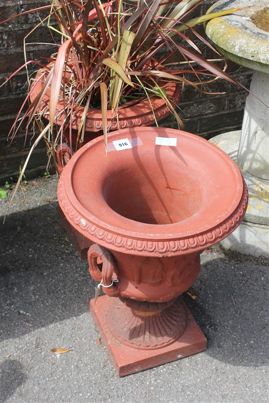 2 terracotta urns(-)